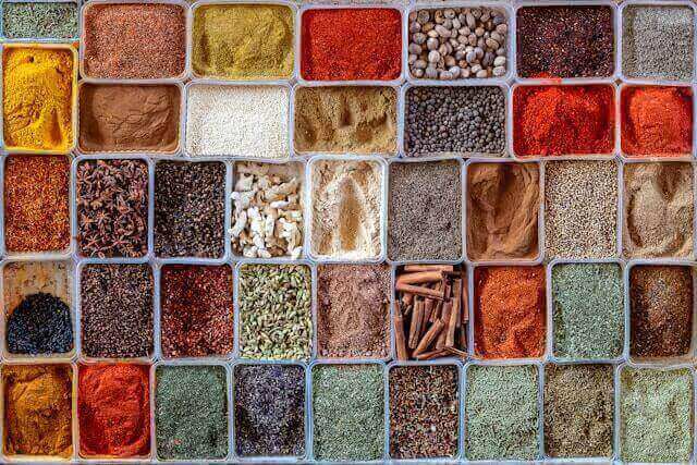 30 spice containers in a colorful arrangement.